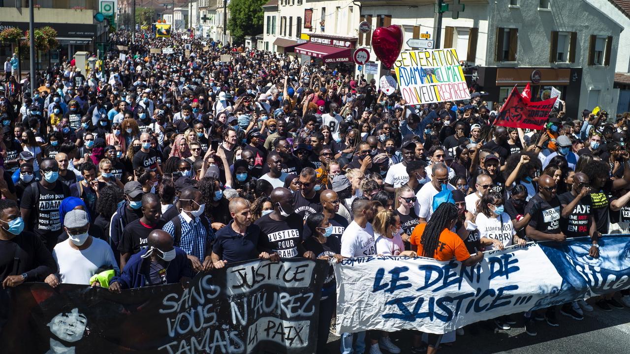 La marche a réuni quelque 2700 personnes entre Persan et Beaumont-sur-Oise. [EPA/Keystone - Yoan Valat]