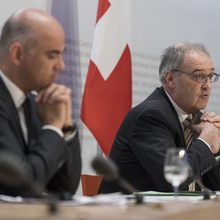 Alain Berset et Guy Parmelin durant la conférence de presse du Conseil fédéral sur le coronavirus du 25 mars 2020. [Keystone - Alessandro della Valle]