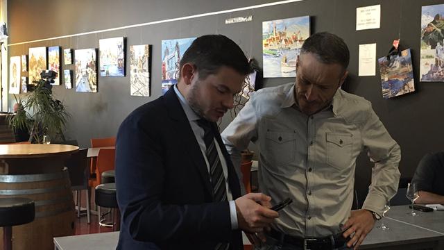 Grégory Logean et Christophe Clivaz suivent les résultats des votations, le 27 septembre, à Sion. [RTS - Julie Rausis]