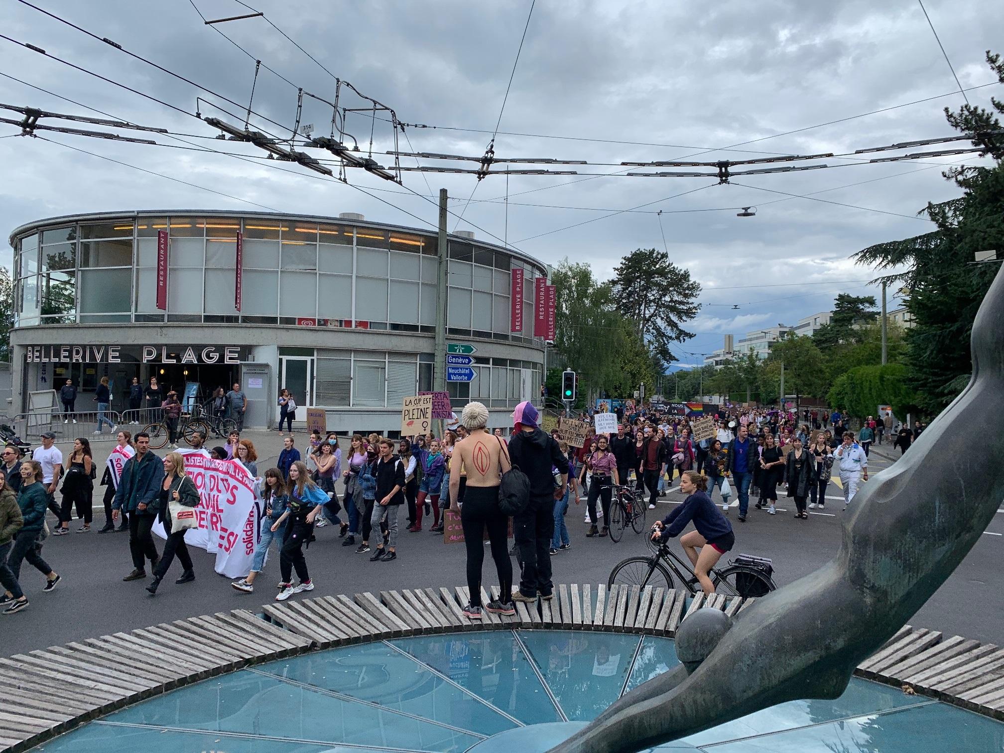 La manifestation devant la piscine de Bellerive à Lausanne. [RTS - Martine Clerc]