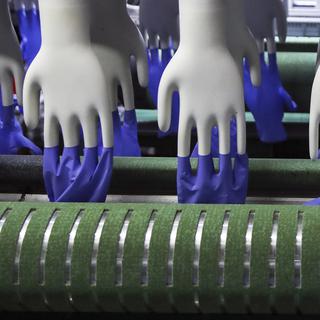 Une usine de gants en caoutchouc en Malaisie. [Keystone/EPA - Fazry Ismail]
