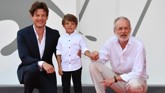 Le réalisateur Uberto Pasolini (à droite), l'acteur anglais James Norton (à gauche) et le petit Daniel Lamont à la première de "Nowhere Special" le 10 septembre 2020 à la Mostra de Venise. [Keystone - ETTORE FERRARI]