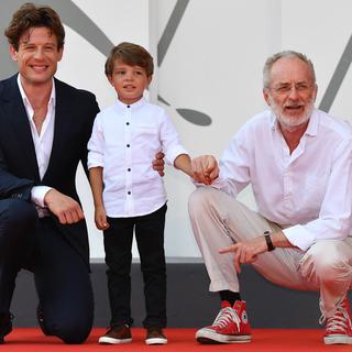 Le réalisateur Uberto Pasolini (à droite), l'acteur anglais James Norton (à gauche) et le petit Daniel Lamont à la première de "Nowhere Special" le 10 septembre 2020 à la Mostra de Venise. [Keystone - ETTORE FERRARI]