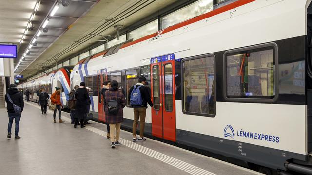 Une rame du Léman Express en gare de Genève - Eaux-Vives. [Keystone - Salvatore Di Nolfi]