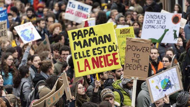 Une manifestation pour le climat à Lausanne, le 15 mars 2019. [Keystone - Jean-Christophe Bott]