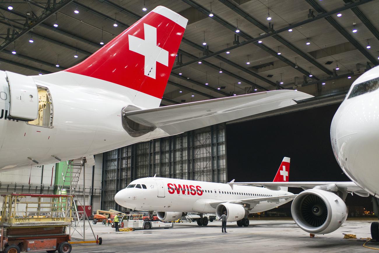 Des avions de Swiss sont cloués au sol depuis plusieurs mois en raison de la crise du Covid-19. [KEYSTONE/Christian Beutler]