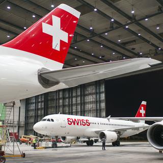 Des avions de Swiss sont cloués au sol depuis plusieurs mois en raison de la crise du Covid-19. [KEYSTONE/Christian Beutler]