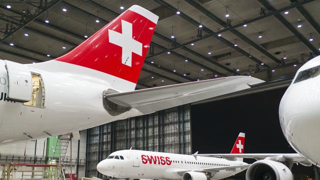 Des avions de Swiss sont cloués au sol depuis plusieurs mois en raison de la crise du Covid-19. [KEYSTONE/Christian Beutler]