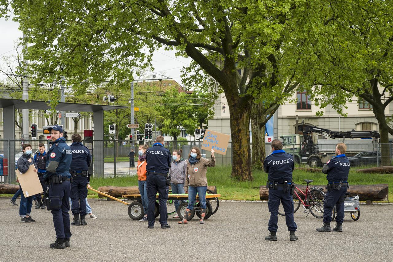 La police empêche une manifestation sur le climat sur le site de BernExpo. [Keystone - Leandre Duggan]