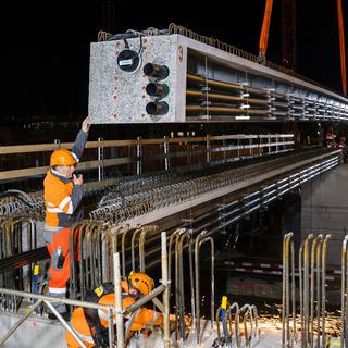 Des ouvriers travaillent lors d'une operation de remplacement des ponts CFF sur la Route de la Fonderie le dimanche 16 fevrier 2020 a Fribourg. [Keystone - Sandra Hildebrandt]