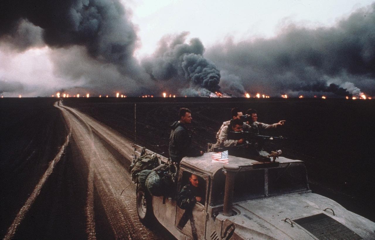 Des puits de pétrole en feu dans le durant la première guerre du Golfe en 1991. [KEYSTONE/KUNSTHAUS ZUERICH/MAGNUM - Bruno Barbey]