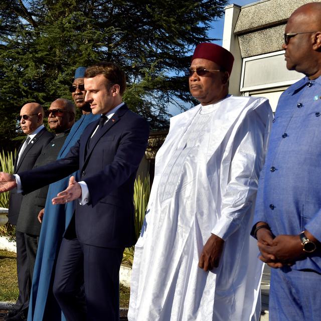 Le président français Emmanuel Macron et ses cinq alliés du G5 Sahel – Roch Marc Christian Kaboré (Burkina), Ibrahim Boubacar Keïta (Mali), Mohamed Ould Cheikh El Ghazouani (Mauritanie), Mahamadou Issoufou (Niger) et Idriss Déby Itno (Tchad) – étaient réunis lundi au château de Pau, ville du sud-ouest de la France endeuillée par la perte de sept de ses militaires au Mali. [Pool via Reuters - Alvaro Barrientos]