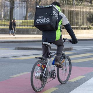 Un livreur du service Uber Eats, le 26 janvier 2019 à Genève. [Keystone - Martial Trezzini]