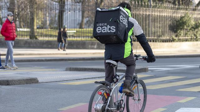 Un livreur du service Uber Eats, le 26 janvier 2019 à Genève. [Keystone - Martial Trezzini]