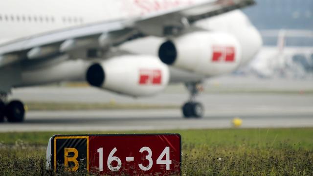 Un avion en décollage à l'aéroport de Zurich Kloten. [Keystone - Steffen Schmidt]