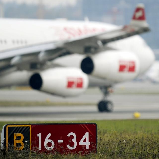 Un avion en décollage à l'aéroport de Zurich Kloten. [Keystone - Steffen Schmidt]