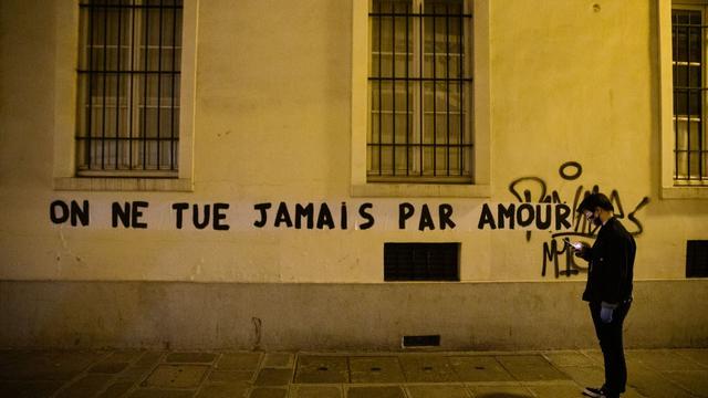 Un tag dénonçant les violences conjugales durant le confinement en France. [afp - Marie Magnin / Hans Lucas / Hans Lucas]