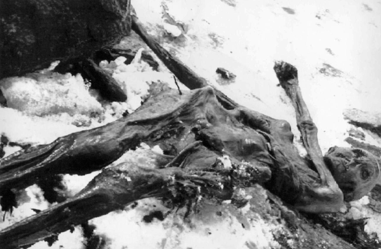 La momie Ötzi au moment de sa découverte, le 23 septembre 1991, dans la région du col du Brenner, à plus de 3000 mètres de haut. [Keystone/epa/apa/str - STR]