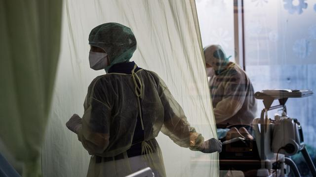 Des médecins auprès de patients atteints par la coronavirus à l'hôpital cantonal du Tessin, le 11 mars 2020. [Keystone - Allessandro Crinari]