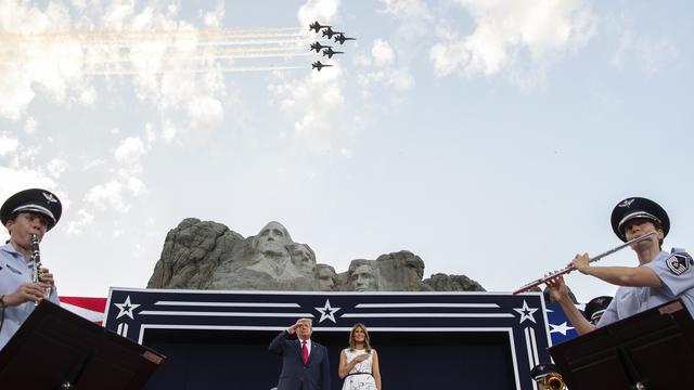 Donald Trump, accompagné de sa femme Melania, s'est offert, à la veille de la fête nationale du 4 juillet, une soirée de feux d'artifice et un discours au ton très dur en terrain conquis. Mont Rushmore, Dakota du Sud, le 3 juillet 2020. [Keystone/AP photo - Alex Brandon]