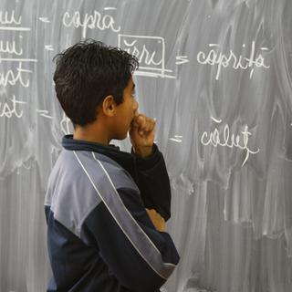 Enfant rom apprenant à écrire dans le district de Ferentari, au sud de Bucarest. [AFP - Daniel Mihailescu]