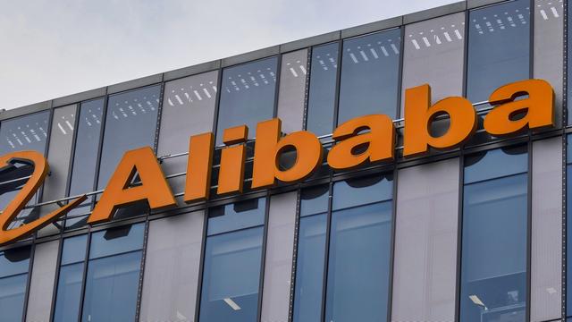 Le géant du e-commerce Alibaba a promis de coopérer activement à l'enquête avec les régulateurs dans l'enquête lancée par l'Administration d'Etat pour la régulation des marchés. [Keystone - Alex Plavevski]