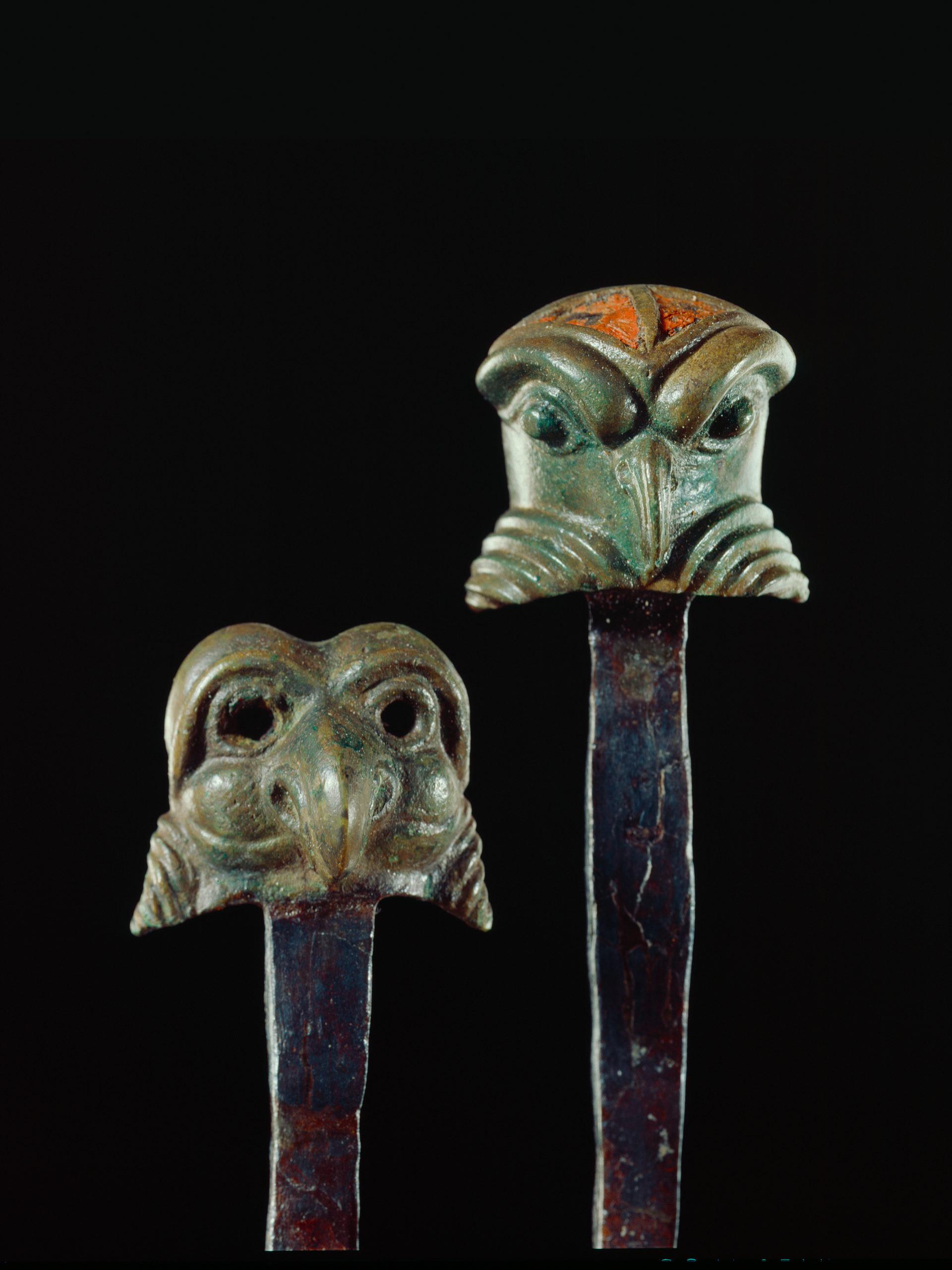 Clavettes d'essieux de char ornées de têtes d'oiseaux, 1er siècle av. J. C., Manching (Bavière). [Musée d'archéologie de Munich]