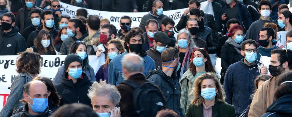 Grève générale en Grèce pour demander de réels moyens face à la pandémie. [Keystone/EPA - Pantelis Saitas]