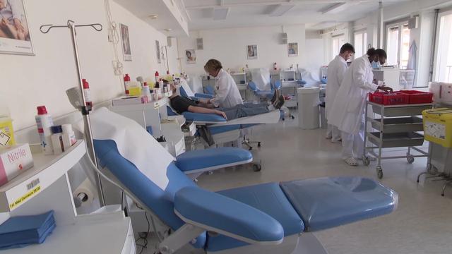 La salle du centre de transfusion aux HUG. [RTS]