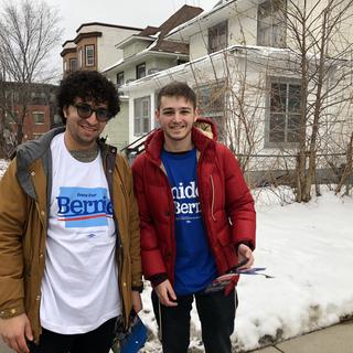 Mike et Henry sont venus de New York pour mobiliser les électeurs de l'Iowa. [RTS - Raphael Grand]