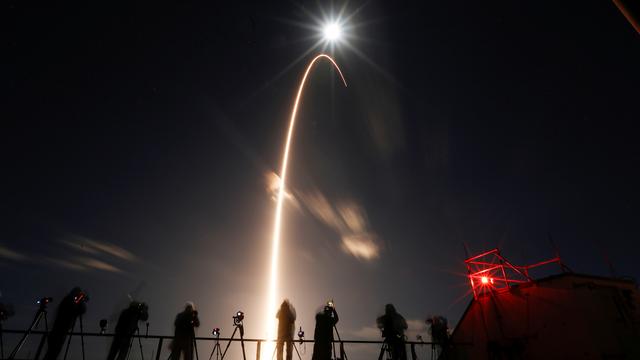 Le lancement nocturne de Solar Orbiter a attiré des passionnés aux abords de Cap Canaveral [Reuters - Joe Skipper]