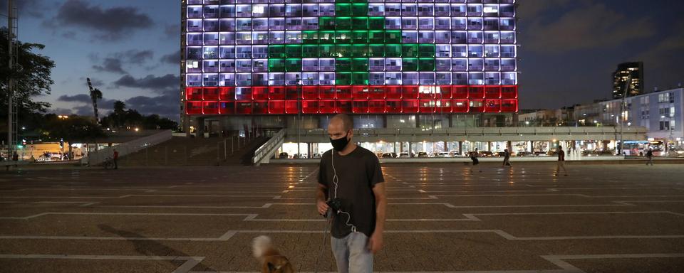 Un bâtiment officiel de Tel Aviv aux couleurs du drapeau libanais, mercredi 05.08.2020. [EPA/Keystone - Abir Sultan]