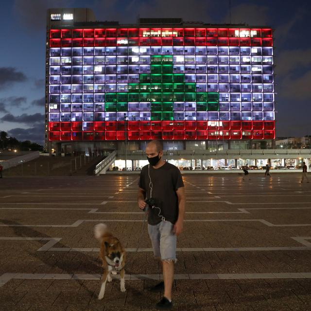 Un bâtiment officiel de Tel Aviv aux couleurs du drapeau libanais, mercredi 05.08.2020. [EPA/Keystone - Abir Sultan]