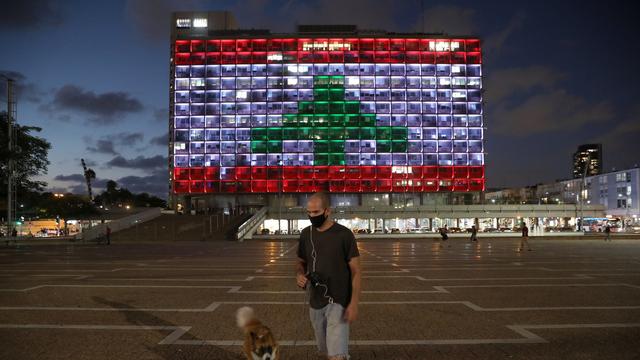Un bâtiment officiel de Tel Aviv aux couleurs du drapeau libanais, mercredi 05.08.2020. [EPA/Keystone - Abir Sultan]