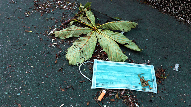 Tous les produits de protection jetables constituent une pollution potentielle. [Hans Lucas/AFP - Amaury Cornu]