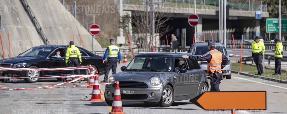 La police uranaise stoppe et informe les automobilistes àl'entrée nord du Gothard. [Keystone - Urs Flüeler]