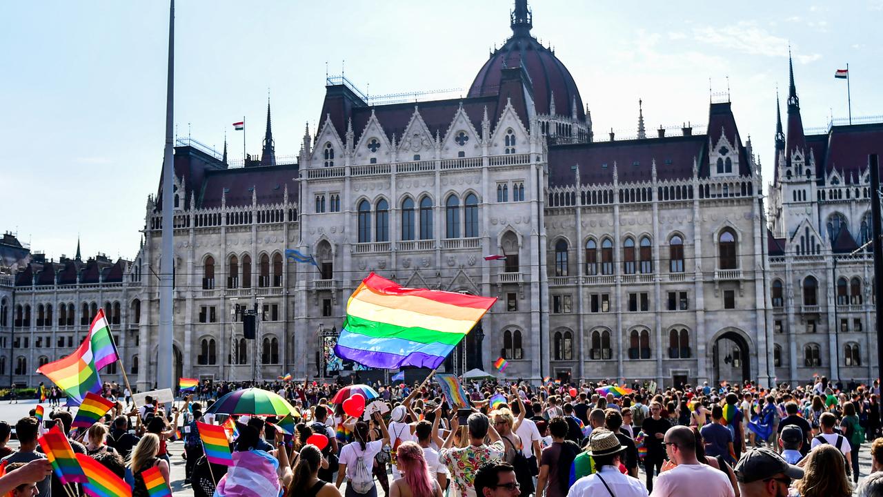 Le 7 juillet 2018, la gay pride s'est arrêtée devant le Parlement à Budapest en Hongrie. [GERGELY BESENYEI / AFP]