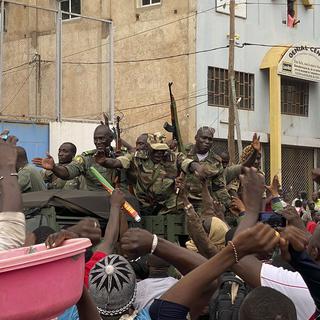 Les mutins ont été applaudis par les manifestants sur la place de l'Indépendance à Bamako. [AFP - Malik Konaté]