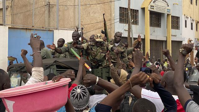 Les mutins ont été applaudis par les manifestants sur la place de l'Indépendance à Bamako. [AFP - Malik Konaté]
