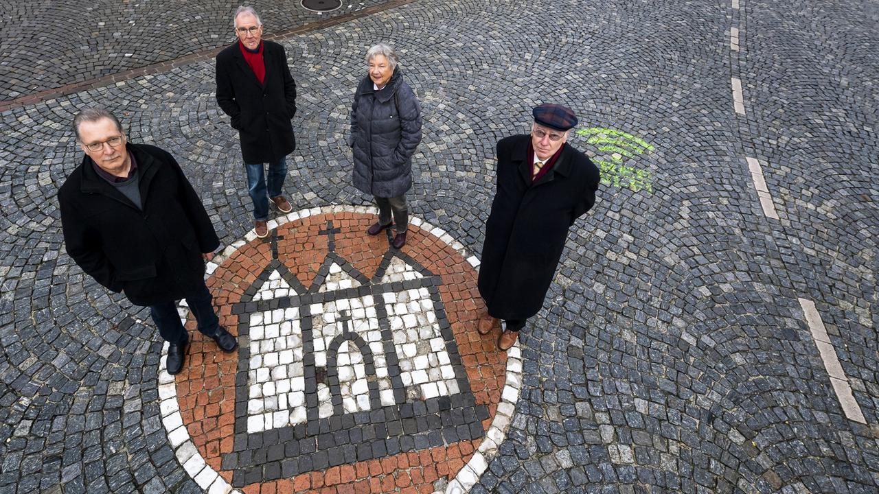 Les membres du comité Moutier Résiste devant l'emblème de la ville, le 14 février 2020. [Keystone - Jean-Christophe Bott]