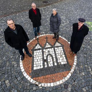 Les membres du comité Moutier Résiste devant l'emblème de la ville, le 14 février 2020. [Keystone - Jean-Christophe Bott]