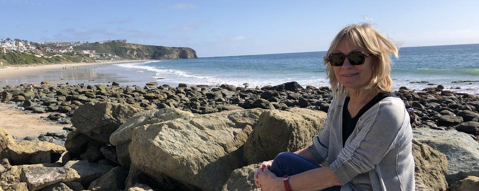 Jane Edelman s'inquiète du réchauffement climatique qui a des répercussions directes sur les plages californiennes. [RTS - Raphaël Grand]