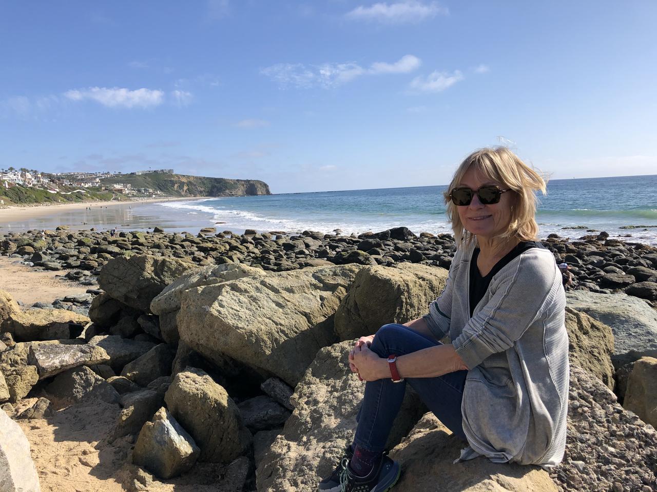 Jane Edelman s'inquiète du réchauffement climatique qui a des répercussions directes sur les plages californiennes. [RTS - Raphaël Grand]