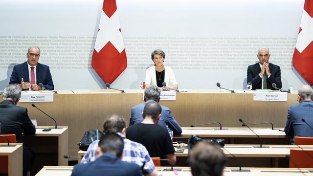 Guy Parmelin, Simonetta Sommaruga et Alain Berset lors de la conférence de presse du Conseil fédéral, le mercredi 12 août 2020. [Keystone - Peter Schneider]