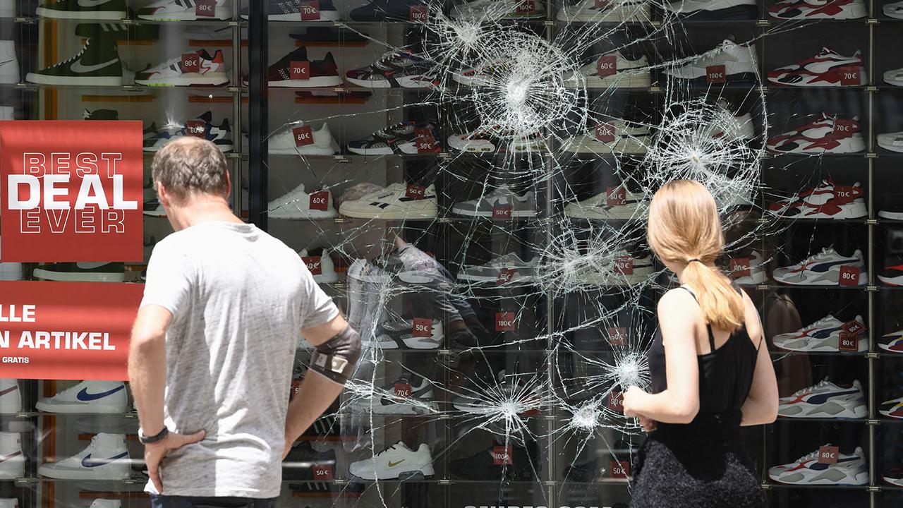 De nombreuses vitrines de magasins ont été caillassées. [AFP - Thomas Kienzle]