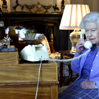 La reine Elisabeth au téléphone avec Boris Johnson, 25.03.2020. [EPA/Keystone - Buckingham Palace]