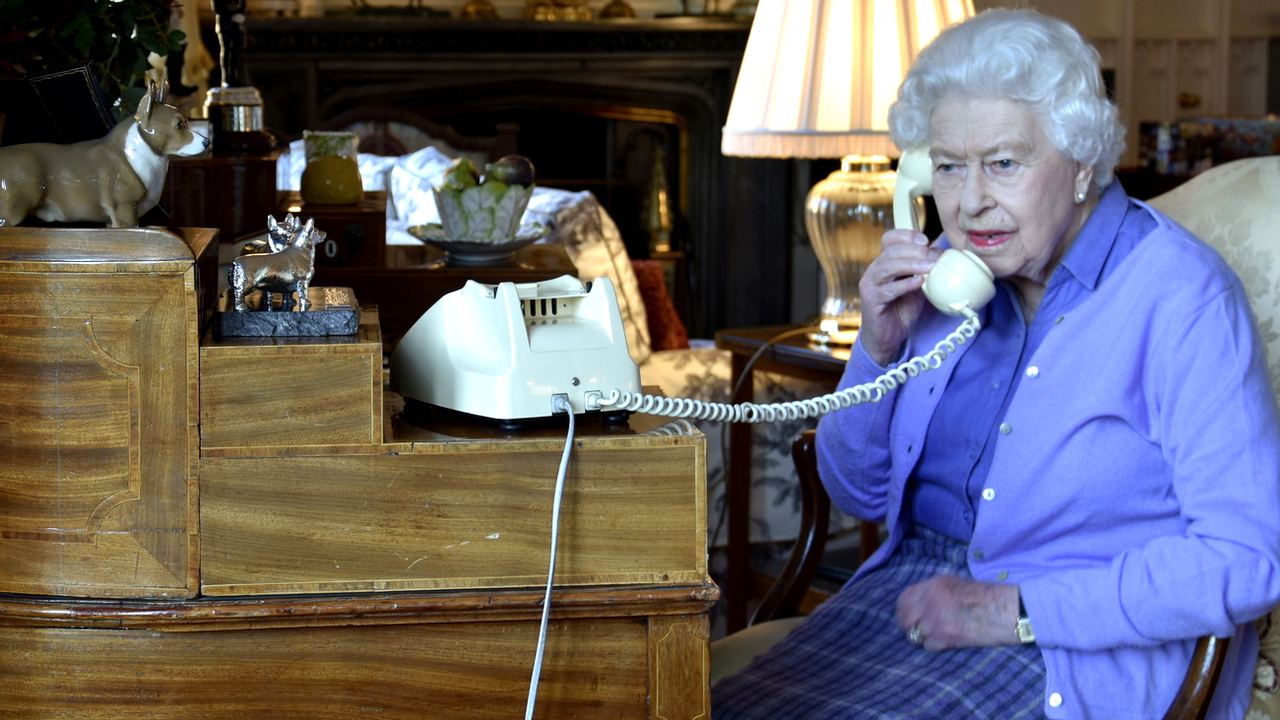 La reine Elisabeth au téléphone avec Boris Johnson, 25.03.2020. [EPA/Keystone - Buckingham Palace]