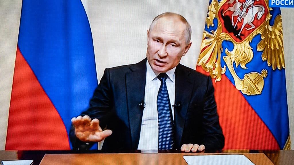 Vladimir Poutine lors d'un discours télévisé au sujet de la pandémie. [Hans Lucas/AFP - Tom Grimbert]