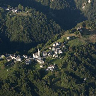Le village de Rasa, au Tessin, n'est accessible que par téléphérique. [Keystone - Alessandro Della Bella]
