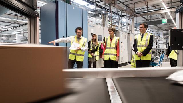 Simonetta Sommaruga a visité le nouveau centre de colis de La Poste à Cadenazzo (TI). [Keystone - Ti-Press/POOL/Alessandro Crinari]